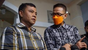 lvnxoh73v11vmtuvnddd Ayah Vanessa Angel, Doddy Sudrajat (kanan) memberikan keterangan pada media, di rumah duka, di Kembangan, Jakarta Barat, Kamis (4/11). Foto: Jamal Ramadhan/kumparan